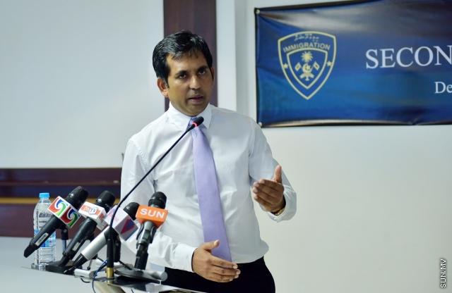 މާޗް 16، 2015: ސައްހަ ނޫން ޕާސްޕޯޓްގައި ރާއްޖެއަށް އަންނަ ފަރާތްތައް ހުއްޓުވުމަށް ފުރަތަމަ ފަހަރަށް ސެކަންޑަރީ ވެރިފިކޭޝަން ރޫމް ގާއިމުކޮށް ހުޅުވުމަށް ބޭއްްވި ރަސްމިއްޔާތުގެ ތެރެއިން -- ސަން ފޮޓޯ/ފަޔާޒު މޫސާ