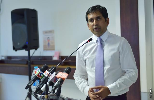 މާޗް 16، 2015: ސައްހަ ނޫން ޕާސްޕޯޓްގައި ރާއްޖެއަށް އަންނަ ފަރާތްތައް ހުއްޓުވުމަށް ފުރަތަމަ ފަހަރަށް ސެކަންޑަރީ ވެރިފިކޭޝަން ރޫމް ގާއިމުކޮށް ހުޅުވުމަށް ބޭއްްވި ރަސްމިއްޔާތުގެ ތެރެއިން -- ސަން ފޮޓޯ/ފަޔާޒު މޫސާ