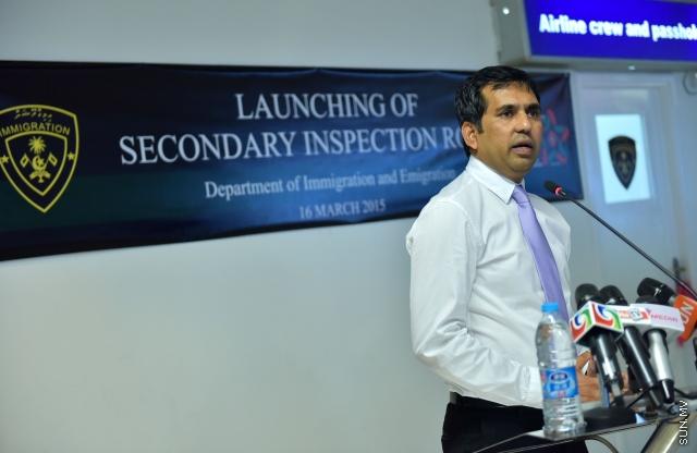 މާޗް 16، 2015: ސައްހަ ނޫން ޕާސްޕޯޓްގައި ރާއްޖެއަށް އަންނަ ފަރާތްތައް ހުއްޓުވުމަށް ފުރަތަމަ ފަހަރަށް ސެކަންޑަރީ ވެރިފިކޭޝަން ރޫމް ގާއިމުކޮށް ހުޅުވުމަށް ބޭއްްވި ރަސްމިއްޔާތުގެ ތެރެއިން -- ސަން ފޮޓޯ/ފަޔާޒު މޫސާ