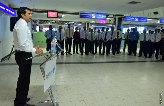 މާޗް 16، 2015: ސައްހަ ނޫން ޕާސްޕޯޓްގައި ރާއްޖެއަށް އަންނަ ފަރާތްތައް ހުއްޓުވުމަށް ފުރަތަމަ ފަހަރަށް ސެކަންޑަރީ ވެރިފިކޭޝަން ރޫމް ގާއިމުކޮށް ހުޅުވުމަށް ބޭއްްވި ރަސްމިއްޔާތުގެ ތެރެއިން -- ސަން ފޮޓޯ/ފަޔާޒު މޫސާ