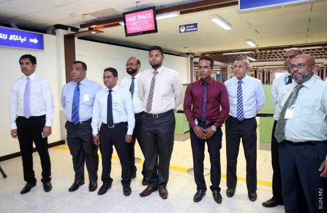 މާޗް 16، 2015: ސައްހަ ނޫން ޕާސްޕޯޓްގައި ރާއްޖެއަށް އަންނަ ފަރާތްތައް ހުއްޓުވުމަށް ފުރަތަމަ ފަހަރަށް ސެކަންޑަރީ ވެރިފިކޭޝަން ރޫމް ގާއިމުކޮށް ހުޅުވުމަށް ބޭއްްވި ރަސްމިއްޔާތުގެ ތެރެއިން -- ސަން ފޮޓޯ/ފަޔާޒު މޫސާ