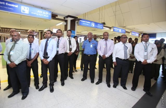މާޗް 16، 2015: ސައްހަ ނޫން ޕާސްޕޯޓްގައި ރާއްޖެއަށް އަންނަ ފަރާތްތައް ހުއްޓުވުމަށް ފުރަތަމަ ފަހަރަށް ސެކަންޑަރީ ވެރިފިކޭޝަން ރޫމް ގާއިމުކޮށް ހުޅުވުމަށް ބޭއްްވި ރަސްމިއްޔާތުގެ ތެރެއިން -- ސަން ފޮޓޯ/ފަޔާޒު މޫސާ
