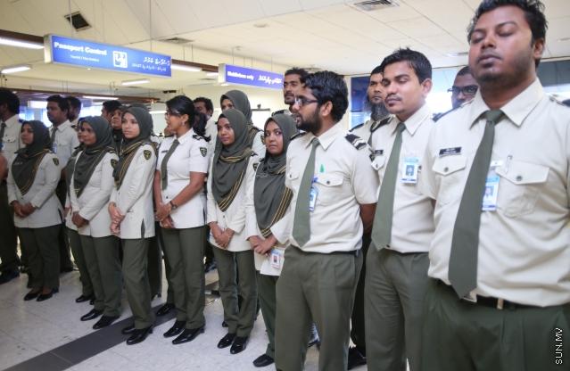 މާޗް 16، 2015: ސައްހަ ނޫން ޕާސްޕޯޓްގައި ރާއްޖެއަށް އަންނަ ފަރާތްތައް ހުއްޓުވުމަށް ފުރަތަމަ ފަހަރަށް ސެކަންޑަރީ ވެރިފިކޭޝަން ރޫމް ގާއިމުކޮށް ހުޅުވުމަށް ބޭއްްވި ރަސްމިއްޔާތުގެ ތެރެއިން -- ސަން ފޮޓޯ/ފަޔާޒު މޫސާ