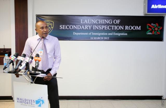 މާޗް 16، 2015: ސައްހަ ނޫން ޕާސްޕޯޓްގައި ރާއްޖެއަށް އަންނަ ފަރާތްތައް ހުއްޓުވުމަށް ފުރަތަމަ ފަހަރަށް ސެކަންޑަރީ ވެރިފިކޭޝަން ރޫމް ގާއިމުކޮށް ހުޅުވުމަށް ބޭއްްވި ރަސްމިއްޔާތުގެ ތެރެއިން -- ސަން ފޮޓޯ/ފަޔާޒު މޫސާ