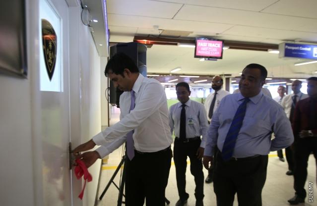 މާޗް 16، 2015: ސައްހަ ނޫން ޕާސްޕޯޓްގައި ރާއްޖެއަށް އަންނަ ފަރާތްތައް ހުއްޓުވުމަށް ފުރަތަމަ ފަހަރަށް ސެކަންޑަރީ ވެރިފިކޭޝަން ރޫމް ގާއިމުކޮށް ހުޅުވުމަށް ބޭއްްވި ރަސްމިއްޔާތުގެ ތެރެއިން -- ސަން ފޮޓޯ/ފަޔާޒު މޫސާ