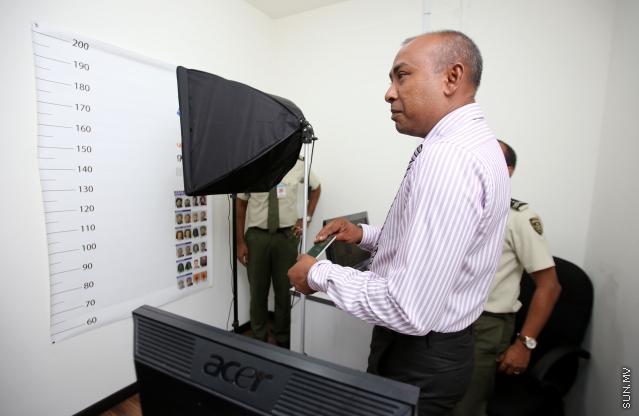 މާޗް 16، 2015: ސައްހަ ނޫން ޕާސްޕޯޓްގައި ރާއްޖެއަށް އަންނަ ފަރާތްތައް ހުއްޓުވުމަށް ފުރަތަމަ ފަހަރަށް ސެކަންޑަރީ ވެރިފިކޭޝަން ރޫމް ގާއިމުކޮށް ހުޅުވުމަށް ބޭއްްވި ރަސްމިއްޔާތުގެ ތެރެއިން -- ސަން ފޮޓޯ/ފަޔާޒު މޫސާ