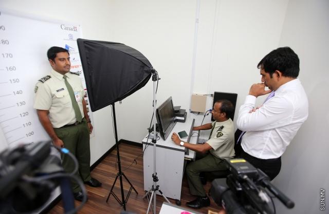 މާޗް 16، 2015: ސައްހަ ނޫން ޕާސްޕޯޓްގައި ރާއްޖެއަށް އަންނަ ފަރާތްތައް ހުއްޓުވުމަށް ފުރަތަމަ ފަހަރަށް ސެކަންޑަރީ ވެރިފިކޭޝަން ރޫމް ގާއިމުކޮށް ހުޅުވުމަށް ބޭއްްވި ރަސްމިއްޔާތުގެ ތެރެއިން -- ސަން ފޮޓޯ/ފަޔާޒު މޫސާ