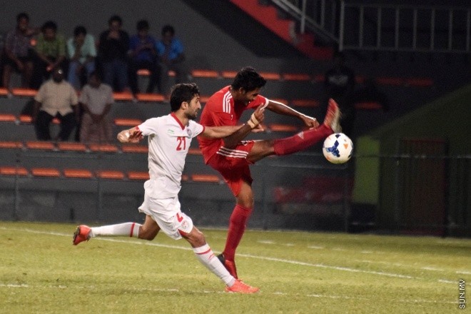 މާޗު 26، 2015: ބައިނަލްއަގްވާމީ ރަހުމަތްތެރިކަމުގެ ފުޓްބޯޅަ މެޗުގައި ދިވެހި ރާއްޖެ އާއި ތަޖަކިސްތާން ބައްދަލުކުރި މެޗުގެ ތެރެއިން &ndash; ސަން ފޮޓޯ/ފަޔާޒު މޫސާ