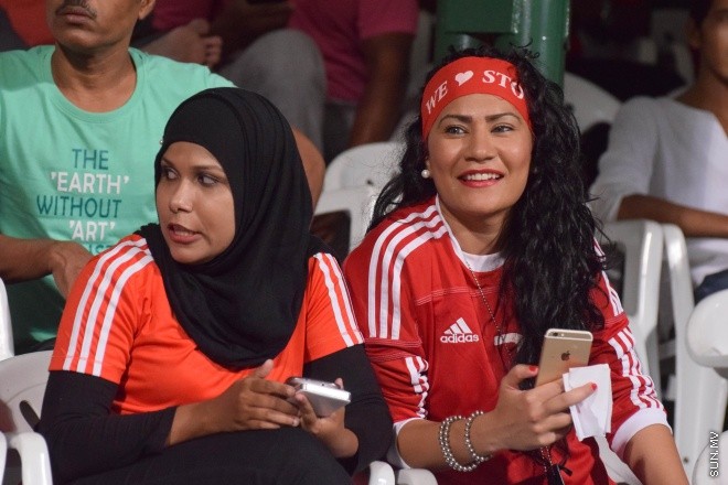 މާޗު 26، 2015: ބައިނަލްއަގްވާމީ ރަހުމަތްތެރިކަމުގެ ފުޓްބޯޅަ މެޗުގައި ދިވެހި ރާއްޖެ އާއި ތަޖަކިސްތާން ބައްދަލުކުރި މެޗުގެ ތެރެއިން &ndash; ސަން ފޮޓޯ/ފަޔާޒު މޫސާ