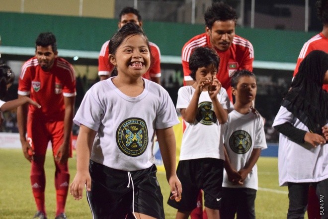 މާޗު 26، 2015: ބައިނަލްއަގްވާމީ ރަހުމަތްތެރިކަމުގެ ފުޓްބޯޅަ މެޗުގައި ދިވެހި ރާއްޖެ އާއި ތަޖަކިސްތާން ބައްދަލުކުރި މެޗުގެ ތެރެއިން &ndash; ސަން ފޮޓޯ/ފަޔާޒު މޫސާ