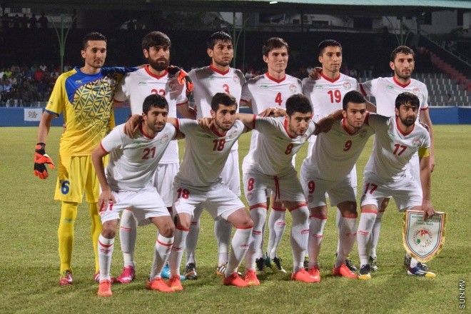 މާޗު 26، 2015: ބައިނަލްއަގްވާމީ ރަހުމަތްތެރިކަމުގެ ފުޓްބޯޅަ މެޗުގައި ދިވެހި ރާއްޖެ އާއި ތަޖަކިސްތާން ބައްދަލުކުރި މެޗުގެ ތެރެއިން &ndash; ސަން ފޮޓޯ/ފަޔާޒު މޫސާ