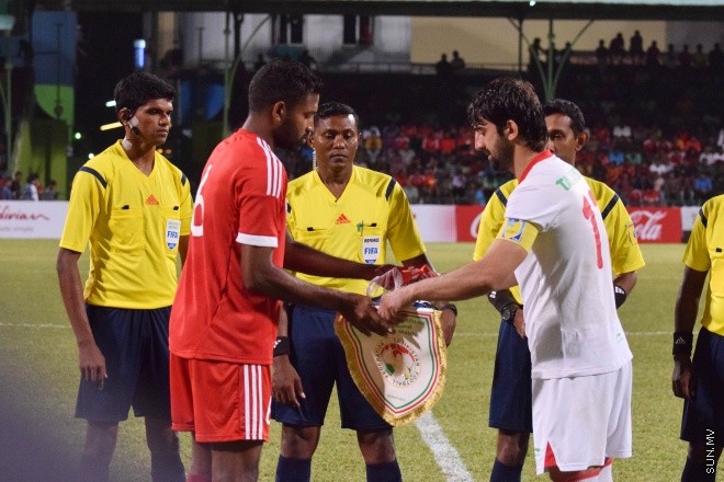 މާޗު 26، 2015: ބައިނަލްއަގްވާމީ ރަހުމަތްތެރިކަމުގެ ފުޓްބޯޅަ މެޗުގައި ދިވެހި ރާއްޖެ އާއި ތަޖަކިސްތާން ބައްދަލުކުރި މެޗުގެ ތެރެއިން &ndash; ސަން ފޮޓޯ/ފަޔާޒު މޫސާ