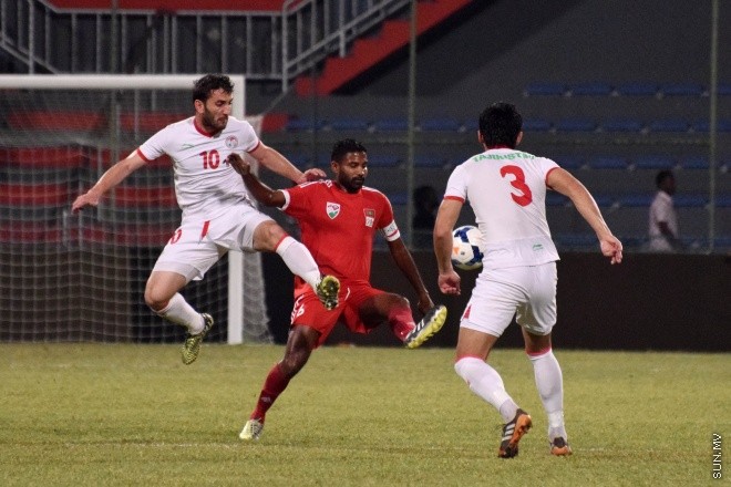 މާޗު 26، 2015: ބައިނަލްއަގްވާމީ ރަހުމަތްތެރިކަމުގެ ފުޓްބޯޅަ މެޗުގައި ދިވެހި ރާއްޖެ އާއި ތަޖަކިސްތާން ބައްދަލުކުރި މެޗުގެ ތެރެއިން &ndash; ސަން ފޮޓޯ/ފަޔާޒު މޫސާ