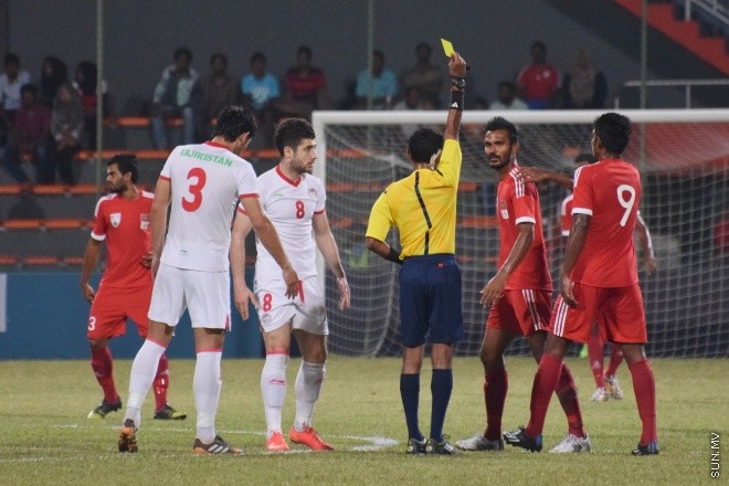 މާޗު 26، 2015: ބައިނަލްއަގްވާމީ ރަހުމަތްތެރިކަމުގެ ފުޓްބޯޅަ މެޗުގައި ދިވެހި ރާއްޖެ އާއި ތަޖަކިސްތާން ބައްދަލުކުރި މެޗުގެ ތެރެއިން &ndash; ސަން ފޮޓޯ/ފަޔާޒު މޫސާ