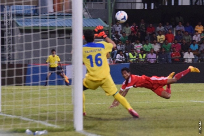 މާޗު 26، 2015: ބައިނަލްއަގްވާމީ ރަހުމަތްތެރިކަމުގެ ފުޓްބޯޅަ މެޗުގައި ދިވެހި ރާއްޖެ އާއި ތަޖަކިސްތާން ބައްދަލުކުރި މެޗުގެ ތެރެއިން &ndash; ސަން ފޮޓޯ/ފަޔާޒު މޫސާ