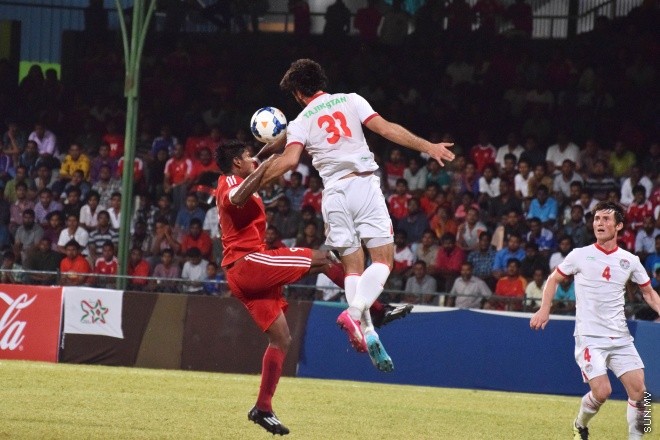 މާޗު 26، 2015: ބައިނަލްއަގްވާމީ ރަހުމަތްތެރިކަމުގެ ފުޓްބޯޅަ މެޗުގައި ދިވެހި ރާއްޖެ އާއި ތަޖަކިސްތާން ބައްދަލުކުރި މެޗުގެ ތެރެއިން &ndash; ސަން ފޮޓޯ/ފަޔާޒު މޫސާ