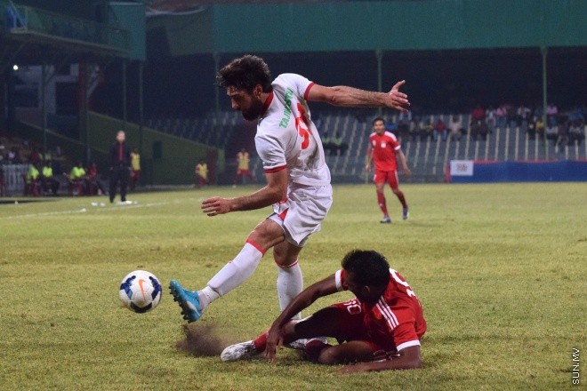 މާޗު 26، 2015: ބައިނަލްއަގްވާމީ ރަހުމަތްތެރިކަމުގެ ފުޓްބޯޅަ މެޗުގައި ދިވެހި ރާއްޖެ އާއި ތަޖަކިސްތާން ބައްދަލުކުރި މެޗުގެ ތެރެއިން &ndash; ސަން ފޮޓޯ/ފަޔާޒު މޫސާ