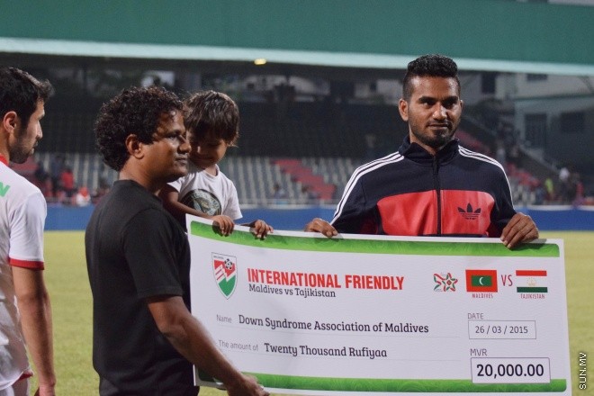 މާޗު 26، 2015: ބައިނަލްއަގްވާމީ ރަހުމަތްތެރިކަމުގެ ފުޓްބޯޅަ މެޗުގައި ދިވެހި ރާއްޖެ އާއި ތަޖަކިސްތާން ބައްދަލުކުރި މެޗުގެ ތެރެއިން &ndash; ސަން ފޮޓޯ/ފަޔާޒު މޫސާ