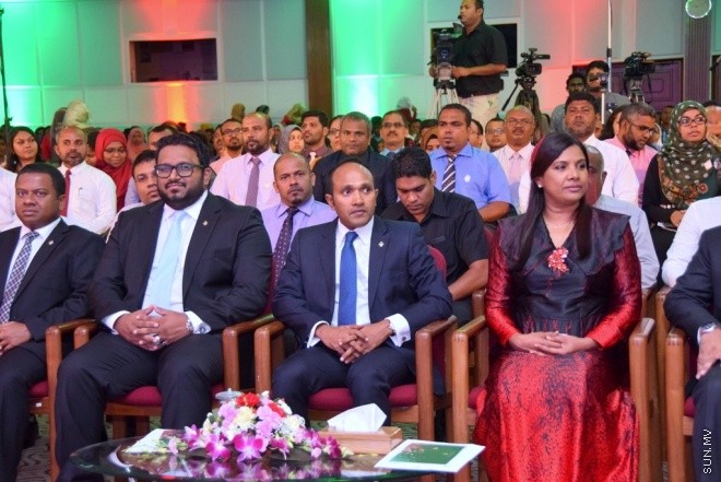 މާޗު 31، 2015: މިދިޔަ އަހަރުގެ މަތީ ސާނަވީ ތައުލީމުން ވަނަވަނައަށް އައިސްފައިވާ ދަރިންނަށް އެވޯޑު ދިނުމަށް ދަރުބާރުގޭގައި ބޭއްވި ހާއްސަ ޖަލްސާގެ ތެރެއިން &ndash; ސަން ފޮޓޯ/ފަޔާޒު މޫސާ