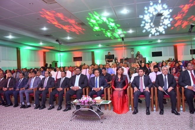 މާޗު 31، 2015: މިދިޔަ އަހަރުގެ މަތީ ސާނަވީ ތައުލީމުން ވަނަވަނައަށް އައިސްފައިވާ ދަރިންނަށް އެވޯޑު ދިނުމަށް ދަރުބާރުގޭގައި ބޭއްވި ހާއްސަ ޖަލްސާގެ ތެރެއިން &ndash; ސަން ފޮޓޯ/ފަޔާޒު މޫސާ