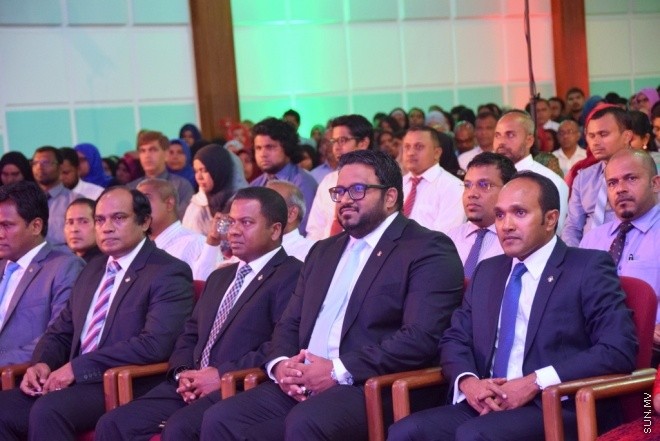 މާޗު 31، 2015: މިދިޔަ އަހަރުގެ މަތީ ސާނަވީ ތައުލީމުން ވަނަވަނައަށް އައިސްފައިވާ ދަރިންނަށް އެވޯޑު ދިނުމަށް ދަރުބާރުގޭގައި ބޭއްވި ހާއްސަ ޖަލްސާގެ ތެރެއިން &ndash; ސަން ފޮޓޯ/ފަޔާޒު މޫސާ