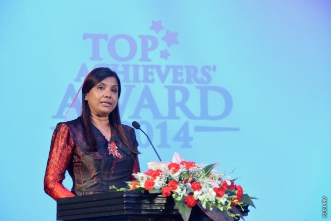 މާޗު 31، 2015: މިދިޔަ އަހަރުގެ މަތީ ސާނަވީ ތައުލީމުން ވަނަވަނައަށް އައިސްފައިވާ ދަރިންނަށް އެވޯޑު ދިނުމަށް ދަރުބާރުގޭގައި ބޭއްވި ހާއްސަ ޖަލްސާގެ ތެރެއިން &ndash; ސަން ފޮޓޯ/ފަޔާޒު މޫސާ