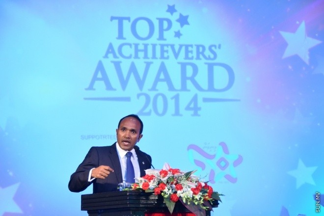 މާޗު 31، 2015: މިދިޔަ އަހަރުގެ މަތީ ސާނަވީ ތައުލީމުން ވަނަވަނައަށް އައިސްފައިވާ ދަރިންނަށް އެވޯޑު ދިނުމަށް ދަރުބާރުގޭގައި ބޭއްވި ހާއްސަ ޖަލްސާގެ ތެރެއިން &ndash; ސަން ފޮޓޯ/ފަޔާޒު މޫސާ