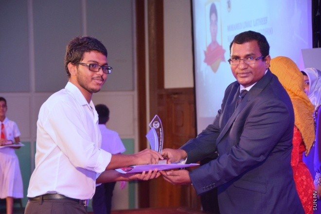 މާޗު 31، 2015: މިދިޔަ އަހަރުގެ މަތީ ސާނަވީ ތައުލީމުން ވަނަވަނައަށް އައިސްފައިވާ ދަރިންނަށް އެވޯޑު ދިނުމަށް ދަރުބާރުގޭގައި ބޭއްވި ހާއްސަ ޖަލްސާގެ ތެރެއިން &ndash; ސަން ފޮޓޯ/ފަޔާޒު މޫސާ