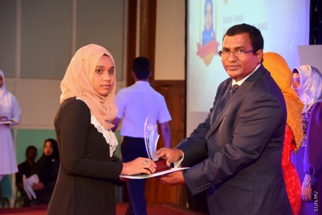 މާޗު 31، 2015: މިދިޔަ އަހަރުގެ މަތީ ސާނަވީ ތައުލީމުން ވަނަވަނައަށް އައިސްފައިވާ ދަރިންނަށް އެވޯޑު ދިނުމަށް ދަރުބާރުގޭގައި ބޭއްވި ހާއްސަ ޖަލްސާގެ ތެރެއިން &ndash; ސަން ފޮޓޯ/ފަޔާޒު މޫސާ