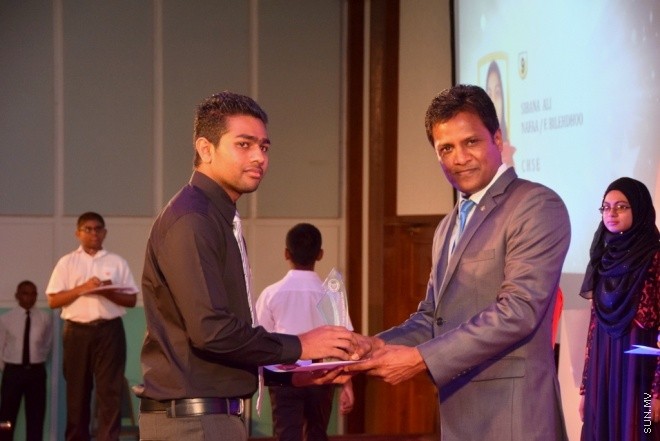 މާޗު 31، 2015: މިދިޔަ އަހަރުގެ މަތީ ސާނަވީ ތައުލީމުން ވަނަވަނައަށް އައިސްފައިވާ ދަރިންނަށް އެވޯޑު ދިނުމަށް ދަރުބާރުގޭގައި ބޭއްވި ހާއްސަ ޖަލްސާގެ ތެރެއިން &ndash; ސަން ފޮޓޯ/ފަޔާޒު މޫސާ