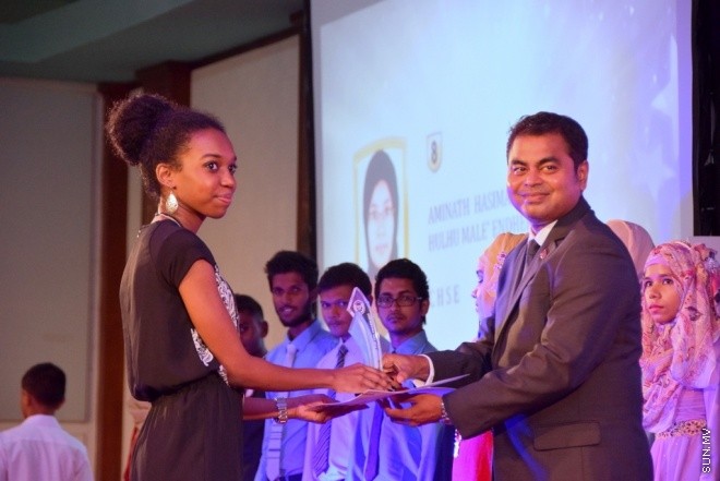 މާޗު 31، 2015: މިދިޔަ އަހަރުގެ މަތީ ސާނަވީ ތައުލީމުން ވަނަވަނައަށް އައިސްފައިވާ ދަރިންނަށް އެވޯޑު ދިނުމަށް ދަރުބާރުގޭގައި ބޭއްވި ހާއްސަ ޖަލްސާގެ ތެރެއިން &ndash; ސަން ފޮޓޯ/ފަޔާޒު މޫސާ