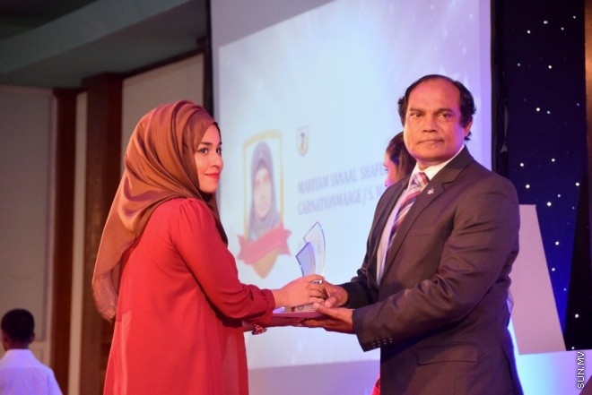 މާޗު 31، 2015: މިދިޔަ އަހަރުގެ މަތީ ސާނަވީ ތައުލީމުން ވަނަވަނައަށް އައިސްފައިވާ ދަރިންނަށް އެވޯޑު ދިނުމަށް ދަރުބާރުގޭގައި ބޭއްވި ހާއްސަ ޖަލްސާގެ ތެރެއިން &ndash; ސަން ފޮޓޯ/ފަޔާޒު މޫސާ