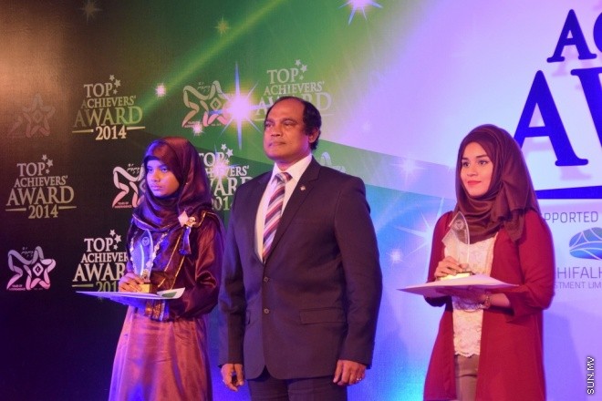 މާޗު 31، 2015: މިދިޔަ އަހަރުގެ މަތީ ސާނަވީ ތައުލީމުން ވަނަވަނައަށް އައިސްފައިވާ ދަރިންނަށް އެވޯޑު ދިނުމަށް ދަރުބާރުގޭގައި ބޭއްވި ހާއްސަ ޖަލްސާގެ ތެރެއިން &ndash; ސަން ފޮޓޯ/ފަޔާޒު މޫސާ