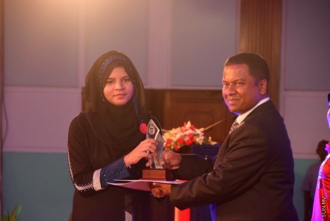މާޗު 31، 2015: މިދިޔަ އަހަރުގެ މަތީ ސާނަވީ ތައުލީމުން ވަނަވަނައަށް އައިސްފައިވާ ދަރިންނަށް އެވޯޑު ދިނުމަށް ދަރުބާރުގޭގައި ބޭއްވި ހާއްސަ ޖަލްސާގެ ތެރެއިން &ndash; ސަން ފޮޓޯ/ފަޔާޒު މޫސާ