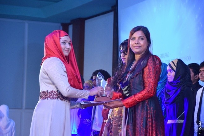 މާޗު 31، 2015: މިދިޔަ އަހަރުގެ މަތީ ސާނަވީ ތައުލީމުން ވަނަވަނައަށް އައިސްފައިވާ ދަރިންނަށް އެވޯޑު ދިނުމަށް ދަރުބާރުގޭގައި ބޭއްވި ހާއްސަ ޖަލްސާގެ ތެރެއިން &ndash; ސަން ފޮޓޯ/ފަޔާޒު މޫސާ