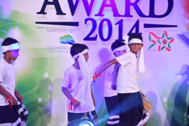 މާޗު 31، 2015: މިދިޔަ އަހަރުގެ މަތީ ސާނަވީ ތައުލީމުން ވަނަވަނައަށް އައިސްފައިވާ ދަރިންނަށް އެވޯޑު ދިނުމަށް ދަރުބާރުގޭގައި ބޭއްވި ހާއްސަ ޖަލްސާގެ ތެރެއިން &ndash; ސަން ފޮޓޯ/ފަޔާޒު މޫސާ