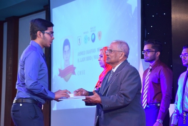 މާޗު 31، 2015: މިދިޔަ އަހަރުގެ މަތީ ސާނަވީ ތައުލީމުން ވަނަވަނައަށް އައިސްފައިވާ ދަރިންނަށް އެވޯޑު ދިނުމަށް ދަރުބާރުގޭގައި ބޭއްވި ހާއްސަ ޖަލްސާގެ ތެރެއިން &ndash; ސަން ފޮޓޯ/ފަޔާޒު މޫސާ