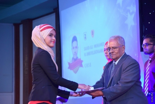 މާޗު 31، 2015: މިދިޔަ އަހަރުގެ މަތީ ސާނަވީ ތައުލީމުން ވަނަވަނައަށް އައިސްފައިވާ ދަރިންނަށް އެވޯޑު ދިނުމަށް ދަރުބާރުގޭގައި ބޭއްވި ހާއްސަ ޖަލްސާގެ ތެރެއިން &ndash; ސަން ފޮޓޯ/ފަޔާޒު މޫސާ