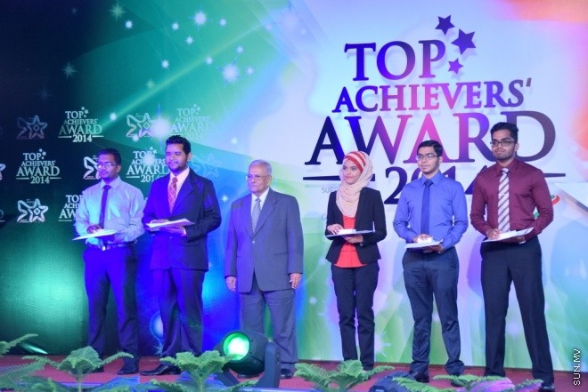 މާޗު 31، 2015: މިދިޔަ އަހަރުގެ މަތީ ސާނަވީ ތައުލީމުން ވަނަވަނައަށް އައިސްފައިވާ ދަރިންނަށް އެވޯޑު ދިނުމަށް ދަރުބާރުގޭގައި ބޭއްވި ހާއްސަ ޖަލްސާގެ ތެރެއިން &ndash; ސަން ފޮޓޯ/ފަޔާޒު މޫސާ