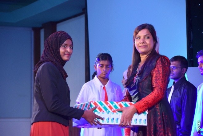 މާޗު 31، 2015: މިދިޔަ އަހަރުގެ މަތީ ސާނަވީ ތައުލީމުން ވަނަވަނައަށް އައިސްފައިވާ ދަރިންނަށް އެވޯޑު ދިނުމަށް ދަރުބާރުގޭގައި ބޭއްވި ހާއްސަ ޖަލްސާގެ ތެރެއިން &ndash; ސަން ފޮޓޯ/ފަޔާޒު މޫސާ