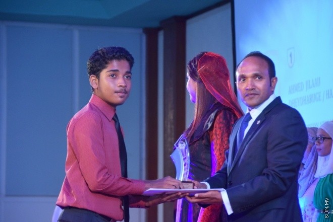 މާޗު 31، 2015: މިދިޔަ އަހަރުގެ މަތީ ސާނަވީ ތައުލީމުން ވަނަވަނައަށް އައިސްފައިވާ ދަރިންނަށް އެވޯޑު ދިނުމަށް ދަރުބާރުގޭގައި ބޭއްވި ހާއްސަ ޖަލްސާގެ ތެރެއިން &ndash; ސަން ފޮޓޯ/ފަޔާޒު މޫސާ