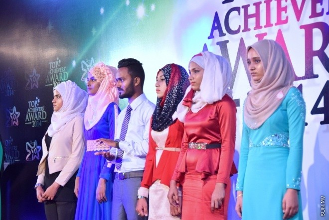 މާޗު 31، 2015: މިދިޔަ އަހަރުގެ މަތީ ސާނަވީ ތައުލީމުން ވަނަވަނައަށް އައިސްފައިވާ ދަރިންނަށް އެވޯޑު ދިނުމަށް ދަރުބާރުގޭގައި ބޭއްވި ހާއްސަ ޖަލްސާގެ ތެރެއިން &ndash; ސަން ފޮޓޯ/ފަޔާޒު މޫސާ