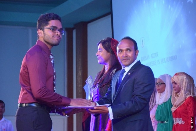 މާޗު 31، 2015: މިދިޔަ އަހަރުގެ މަތީ ސާނަވީ ތައުލީމުން ވަނަވަނައަށް އައިސްފައިވާ ދަރިންނަށް އެވޯޑު ދިނުމަށް ދަރުބާރުގޭގައި ބޭއްވި ހާއްސަ ޖަލްސާގެ ތެރެއިން &ndash; ސަން ފޮޓޯ/ފަޔާޒު މޫސާ