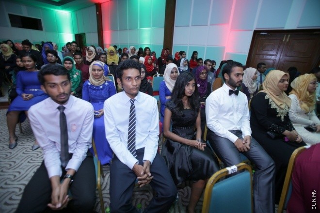 މާޗު 31، 2015: މިދިޔަ އަހަރުގެ މަތީ ސާނަވީ ތައުލީމުން ވަނަވަނައަށް އައިސްފައިވާ ދަރިންނަށް އެވޯޑު ދިނުމަށް ދަރުބާރުގޭގައި ބޭއްވި ހާއްސަ ޖަލްސާގެ ތެރެއިން &ndash; ސަން ފޮޓޯ/ފަޔާޒު މޫސާ