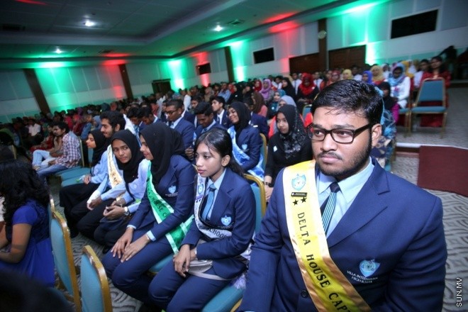 މާޗު 31، 2015: މިދިޔަ އަހަރުގެ މަތީ ސާނަވީ ތައުލީމުން ވަނަވަނައަށް އައިސްފައިވާ ދަރިންނަށް އެވޯޑު ދިނުމަށް ދަރުބާރުގޭގައި ބޭއްވި ހާއްސަ ޖަލްސާގެ ތެރެއިން &ndash; ސަން ފޮޓޯ/ފަޔާޒު މޫސާ