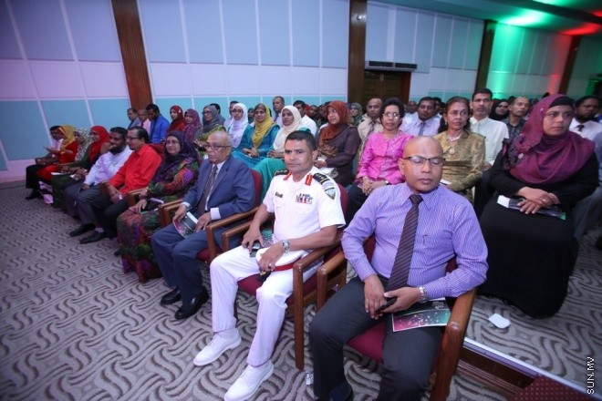 މާޗު 31، 2015: މިދިޔަ އަހަރުގެ މަތީ ސާނަވީ ތައުލީމުން ވަނަވަނައަށް އައިސްފައިވާ ދަރިންނަށް އެވޯޑު ދިނުމަށް ދަރުބާރުގޭގައި ބޭއްވި ހާއްސަ ޖަލްސާގެ ތެރެއިން &ndash; ސަން ފޮޓޯ/ފަޔާޒު މޫސާ