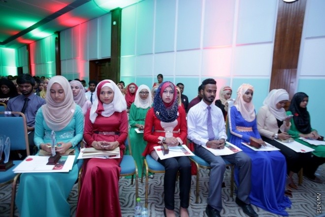މާޗު 31، 2015: މިދިޔަ އަހަރުގެ މަތީ ސާނަވީ ތައުލީމުން ވަނަވަނައަށް އައިސްފައިވާ ދަރިންނަށް އެވޯޑު ދިނުމަށް ދަރުބާރުގޭގައި ބޭއްވި ހާއްސަ ޖަލްސާގެ ތެރެއިން &ndash; ސަން ފޮޓޯ/ފަޔާޒު މޫސާ