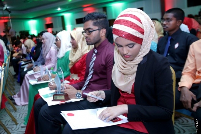 މާޗު 31، 2015: މިދިޔަ އަހަރުގެ މަތީ ސާނަވީ ތައުލީމުން ވަނަވަނައަށް އައިސްފައިވާ ދަރިންނަށް އެވޯޑު ދިނުމަށް ދަރުބާރުގޭގައި ބޭއްވި ހާއްސަ ޖަލްސާގެ ތެރެއިން &ndash; ސަން ފޮޓޯ/ފަޔާޒު މޫސާ