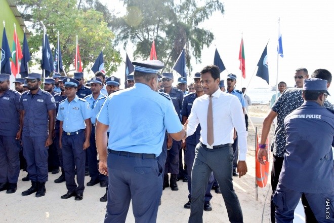އޭޕްރިލް 2، 2015: ފުލުހުންނަށް ހާއްސަކޮށްގެން ދޫނިދޫގައި ގާއިމްކުރެވުނު ޑައިވިންގ ސްކޫލް ހުޅުވުމަށް ބޭއްވި ރަސްމިއްޔާތުގެ ތެރެއިން -- ސަންފޮޓޯ/ އަލީ ނަސީރު