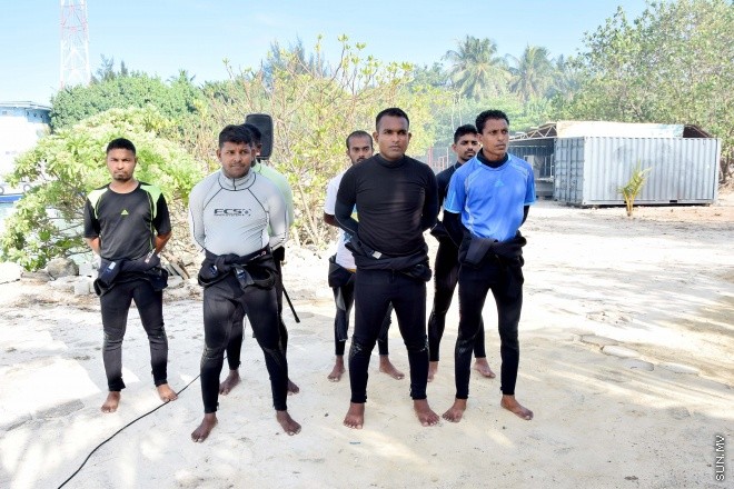 އޭޕްރިލް 2، 2015: ފުލުހުންނަށް ހާއްސަކޮށްގެން ދޫނިދޫގައި ގާއިމްކުރެވުނު ޑައިވިންގ ސްކޫލް ހުޅުވުމަށް ބޭއްވި ރަސްމިއްޔާތުގެ ތެރެއިން -- ސަންފޮޓޯ/ އަލީ ނަސީރު